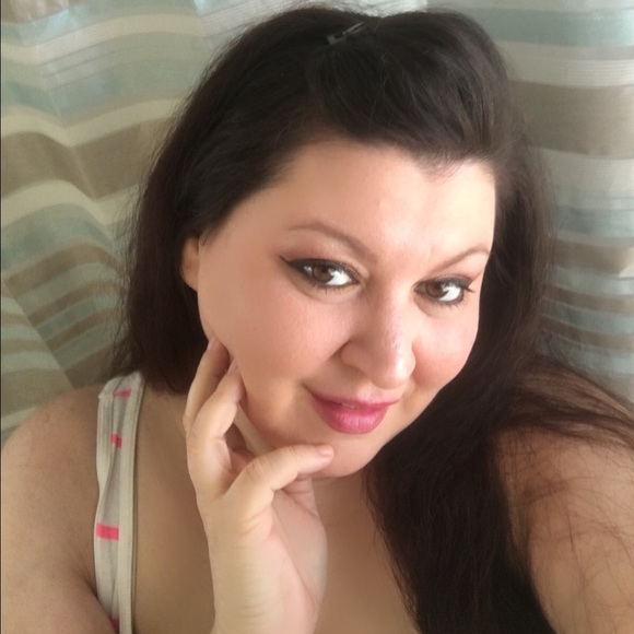 Meet your Posher, Stephanie - Picture 3 of 3