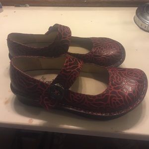 fantastic, like new Mary Jane red and black shoes