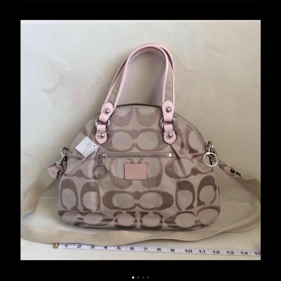 NWT COACH PURSE. VERY CUTE