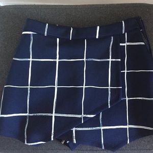 Blue and white patterned skirt/skort