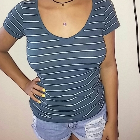 Striped V-Neck - Picture 3 of 3