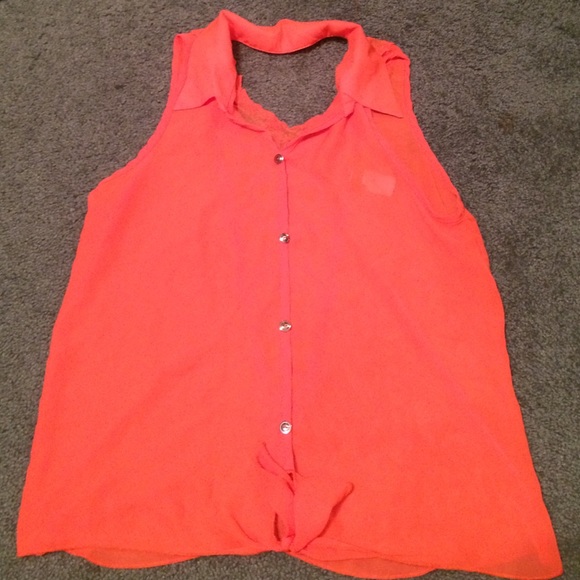 sleeveless collared blouse