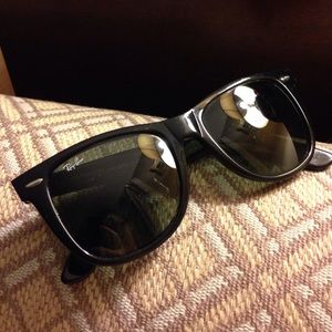 Black Ray-bans