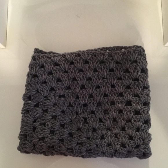 hand crochet winter cowl - grey wool - Picture 2 of 4