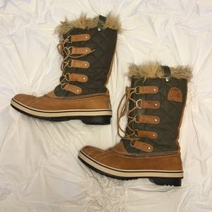 Sorel snow boots size 9