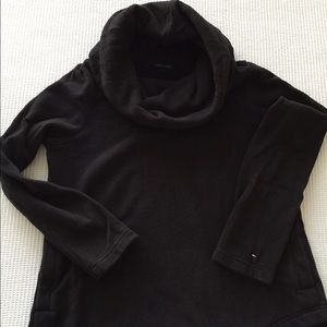Tommy Hilfiger funnel neck sweatshirt w/ pockets!