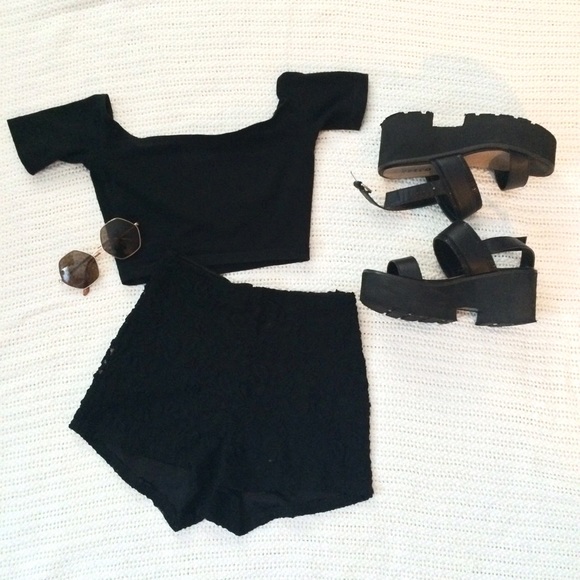 🔺50% price drop🔺Black floral high waisted shorts