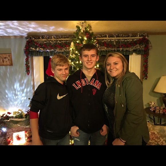 Meet your Posher, Stephanie❣️❣️ 💋 - Picture 3 of 4