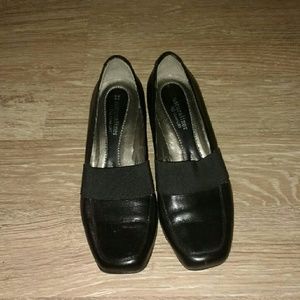womens black shoes in perfect conditions