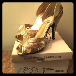 Gold snake pumps