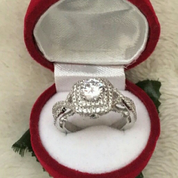 Cubic zirconium ring