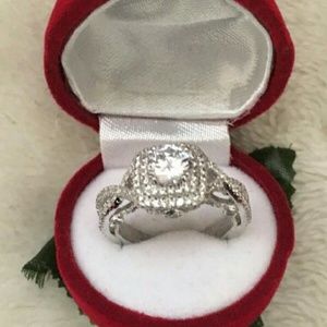 Cubic zirconium ring