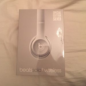 Beats solo2 wireless headphones. SE silver