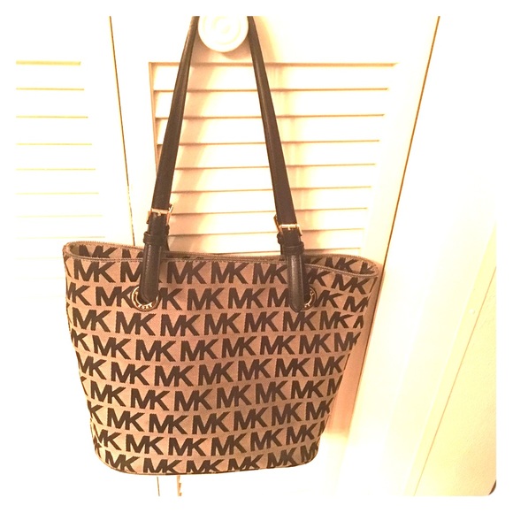 Wonderful black and cream Michael Kors Bag