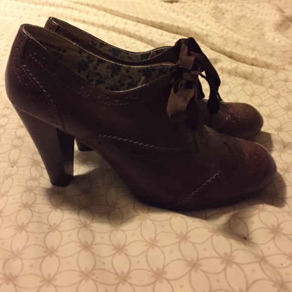 American Eagle size 8W light Brown loafer