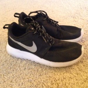 Nike Roshe black size 6.5! ON HOLD***