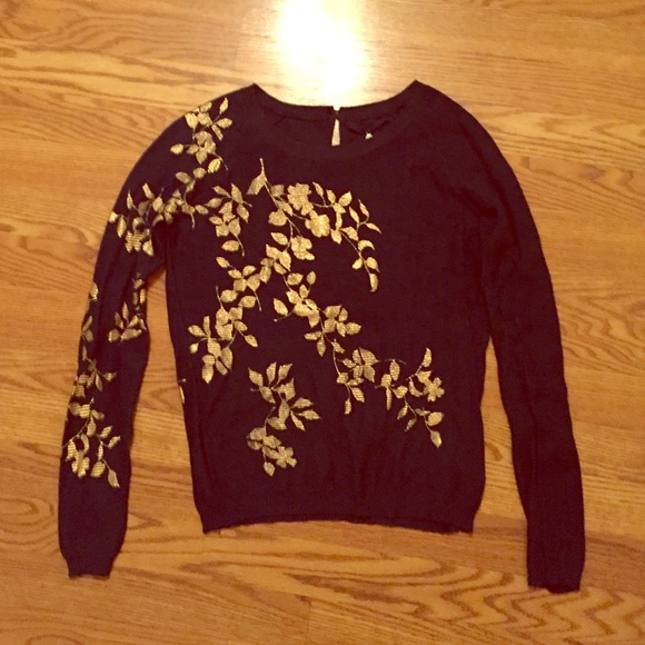 Lightweight knit sweater w/ golden foliage design