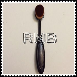 Oval foundation brush