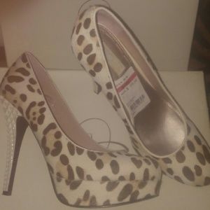 New  Rachel Roy shoes in box. Cream/white/ brown