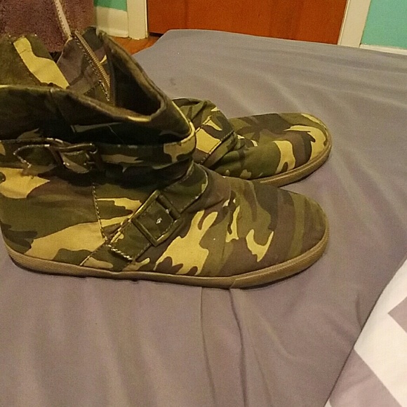 Camouflage boots