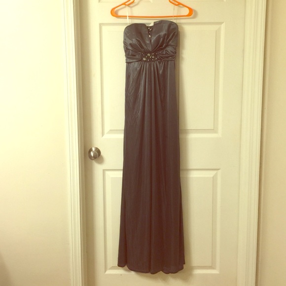 Beautiful strapless gown 🏵