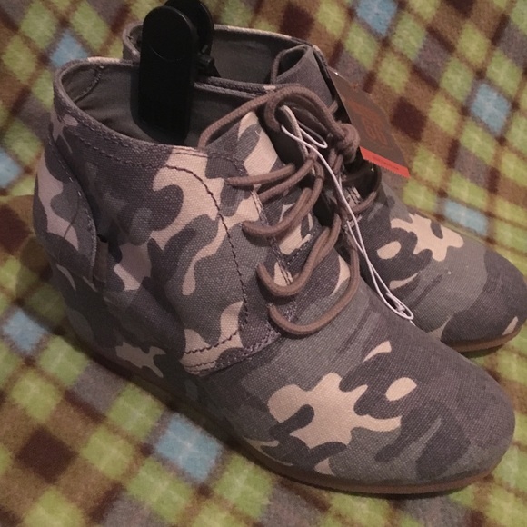 Camouflage Heel Boot - Picture 1 of 2