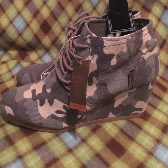 Camouflage Heel Boot - Picture 2 of 2