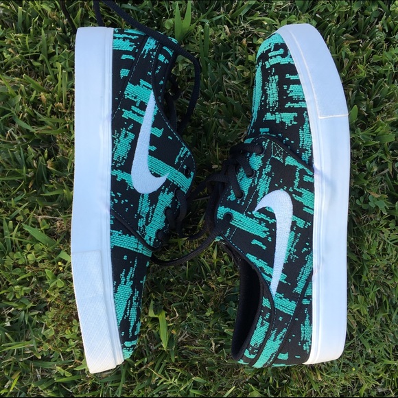 Nike Shoes - NWOB size 8.5w / 7.0 youth NIKE JANOSKI 🐬