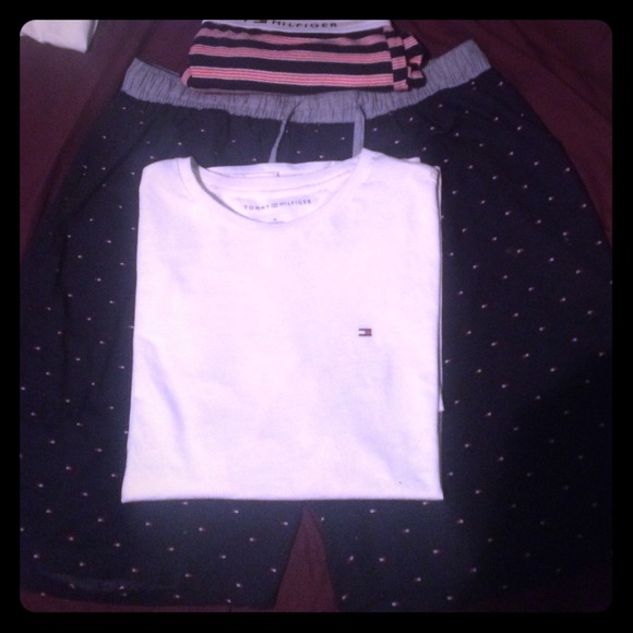 Tommy Hilfiger Outfit!! Everything Is Size Medium - Picture 1 of 1