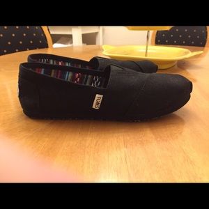 Toms black on black canvas women's shoes! 7.5