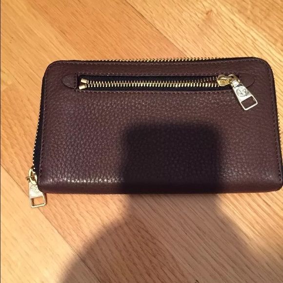 Tory Burch Robinson Large Wallet - Picture 2 of 3