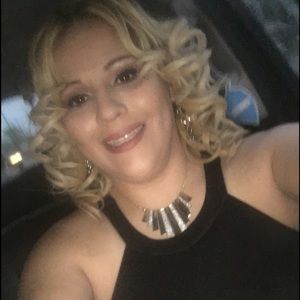 Meet your Posher, Idania