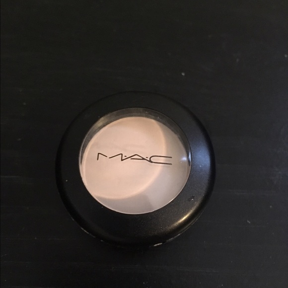 Mac single eye shadow in blanc type