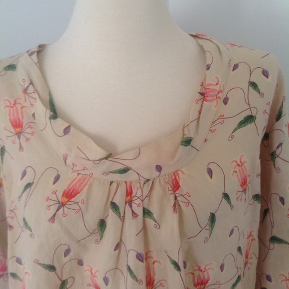 HD in PARIS Floral Top w/bell sleeves - Picture 2 of 4