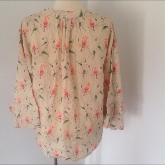 HD in PARIS Floral Top w/bell sleeves - Picture 4 of 4