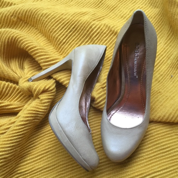BCBG Generation tan pumps 5 1/2
