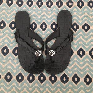 Tory Burch black patent leather flip flop sandals