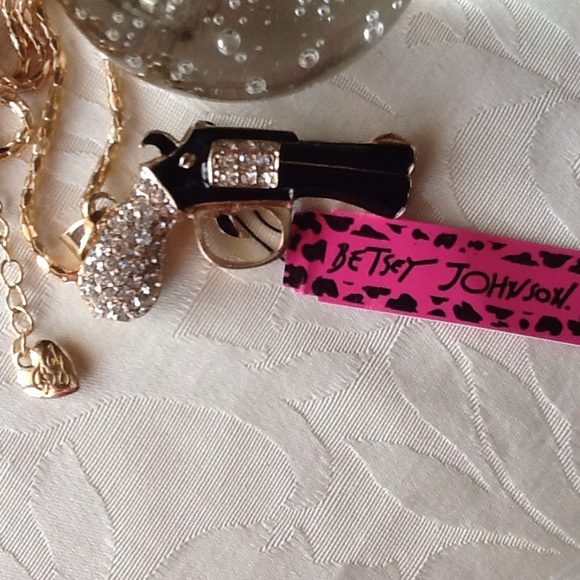 SOLD....BETSEY JOHNSON ❤️ NECKLACE - Picture 3 of 3