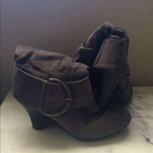 Pesáro Grey Suede Boots