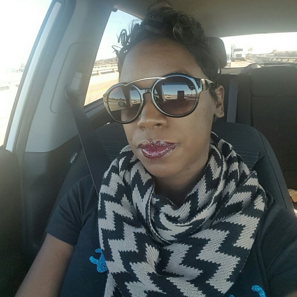 Meet your Posher, Latrice - Picture 3 of 8