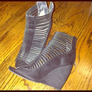 NWOT Bakers strappy wedges