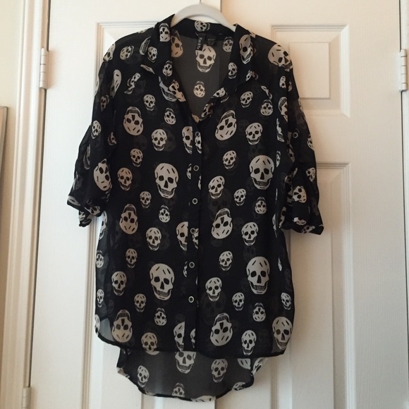 Fun and Flirt back skull blouse size large