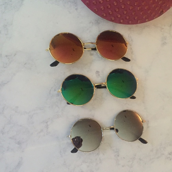 • one pair of mirrored sunglasses • - Picture 2 of 2