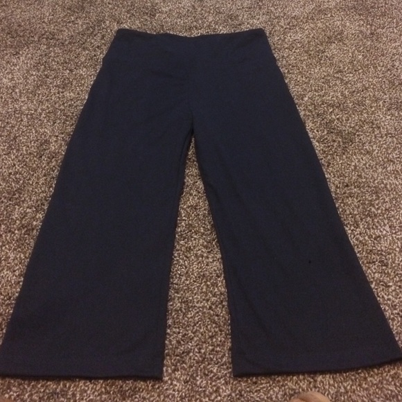 NWOT black yoga capris