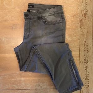 Grey denim skinny ankle jeans w/ zipper