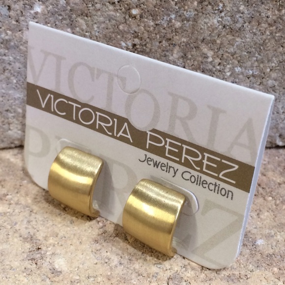 Grandma's Stud Earrings | traditional design