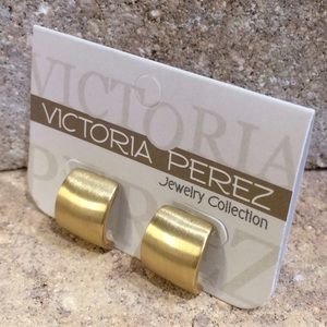 Grandma's Stud Earrings | traditional design