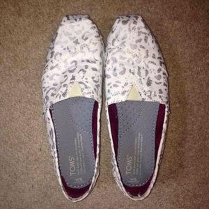White cheetah print toms
