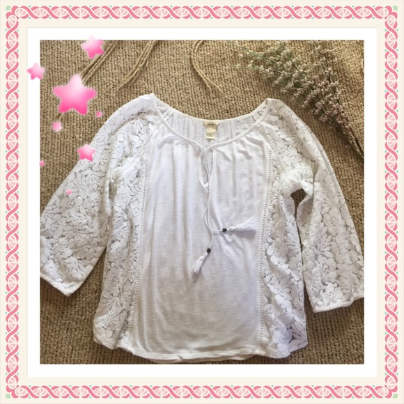 Forever 21 Tops - 💕 Forever 21 Adorable Lacey Top💕