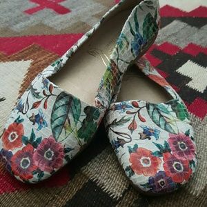 BRAND NEW/ NWOT summer flats